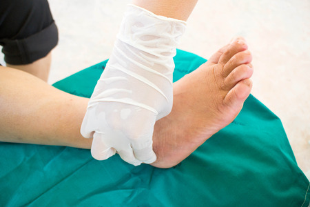 33084893_S_toes_diabetes_ overlapping_mallet_ hammertoe_doctor_hand.jpg