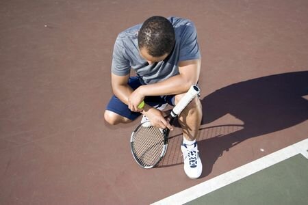 3883331_S_tennis_man_injury_racket_court_kneel_ball.jpg